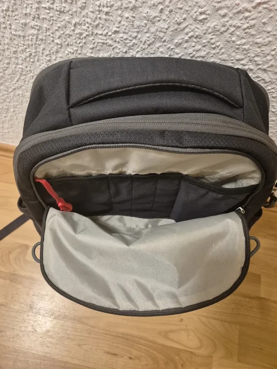 Foto reale dello zaino Osprey Daylite 26+6 con la tasca frontale aperta
